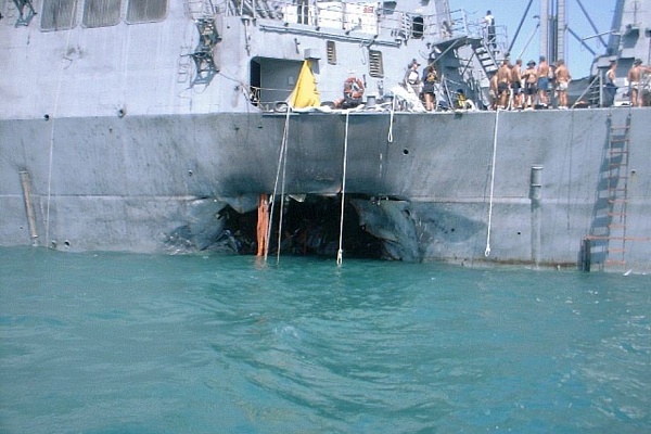 Пробоина в борту эсминца Cole в результате теракта